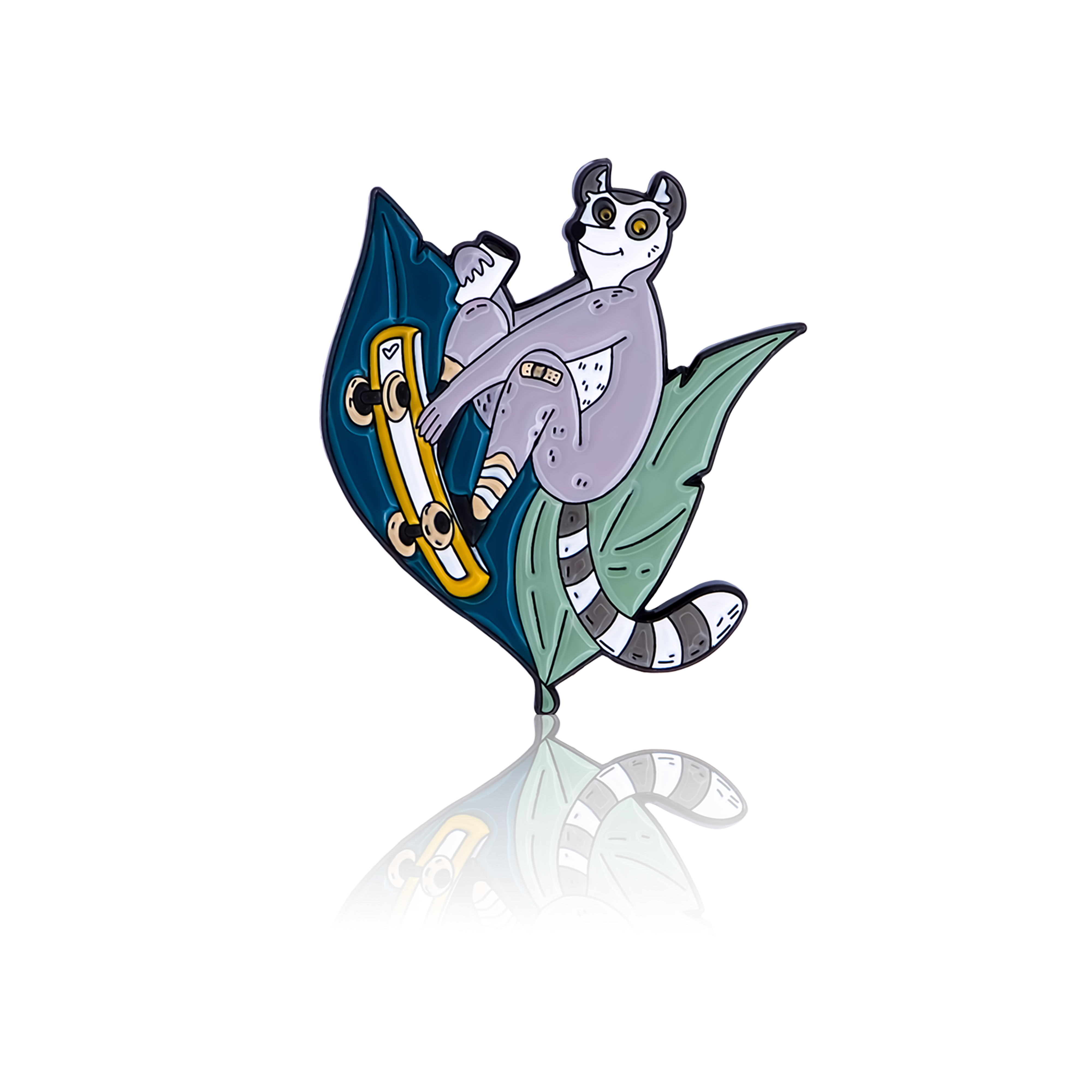 Przypinka emaliowana, wzór lemur na deskorolce.