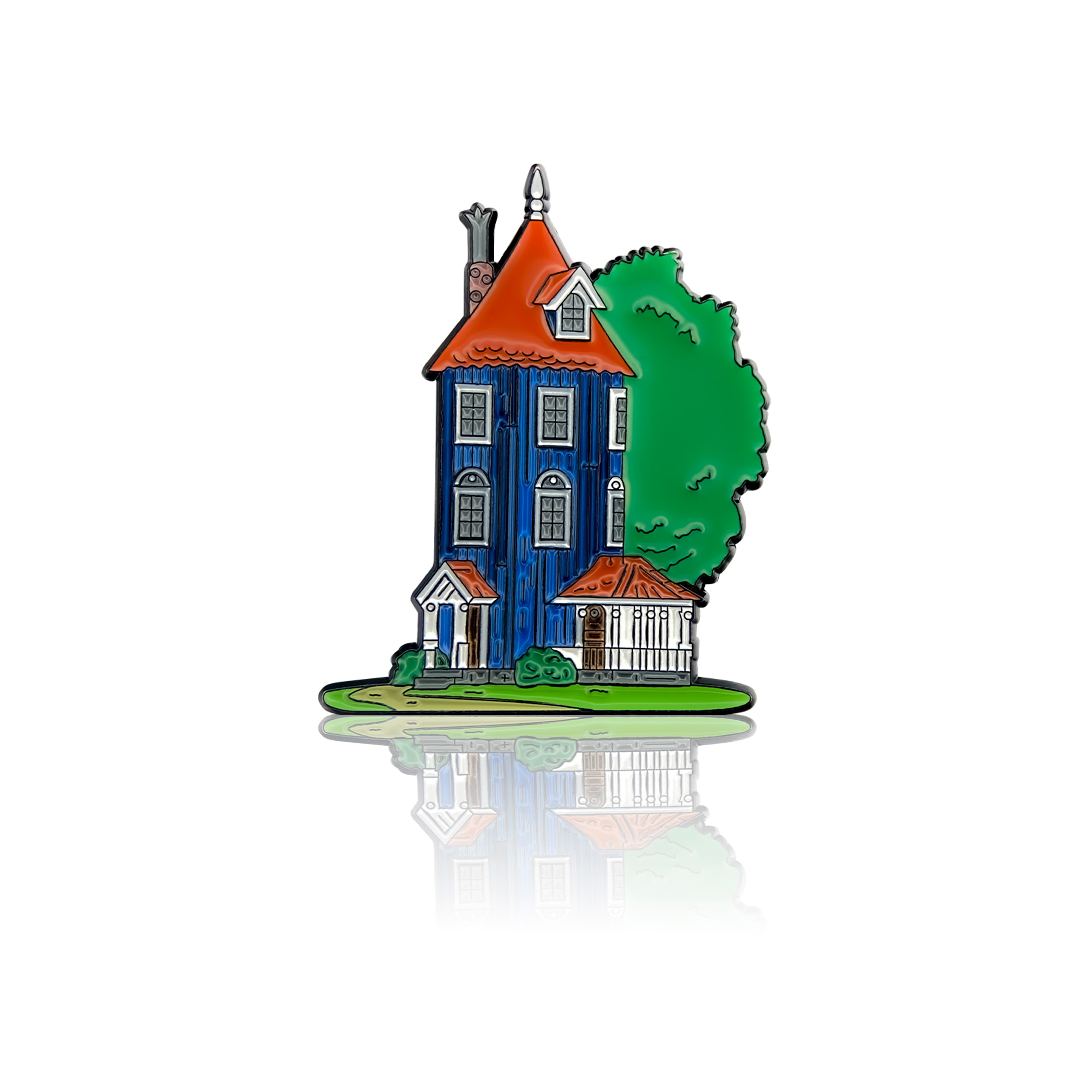 Kolorowy pin przedstawiający Domek Muminków – wysoki niebieski dom z czerwonym dachem i zielonym drzewem, na białym tle.