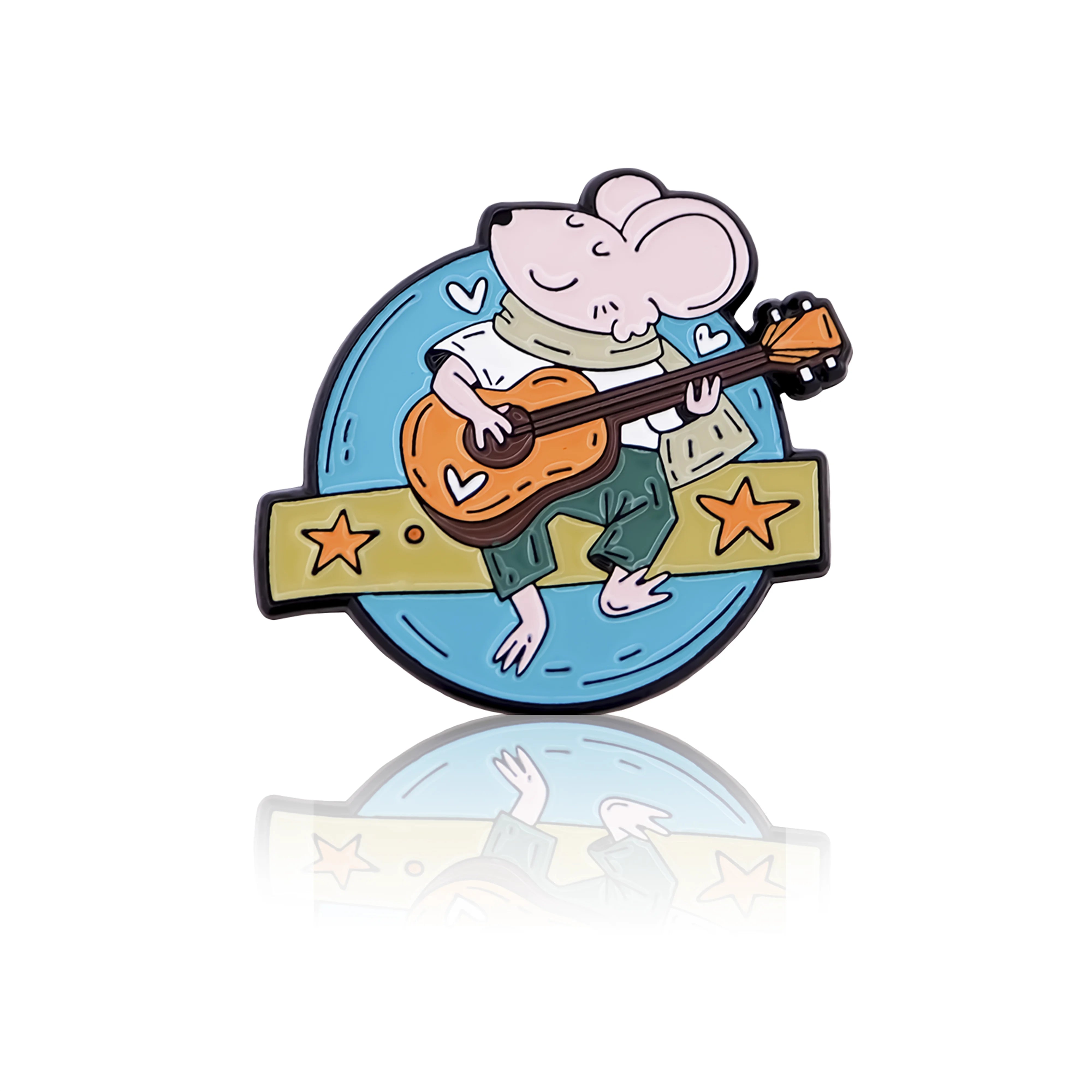 Przypinka emaliowana, wzór myszka z gitarą.