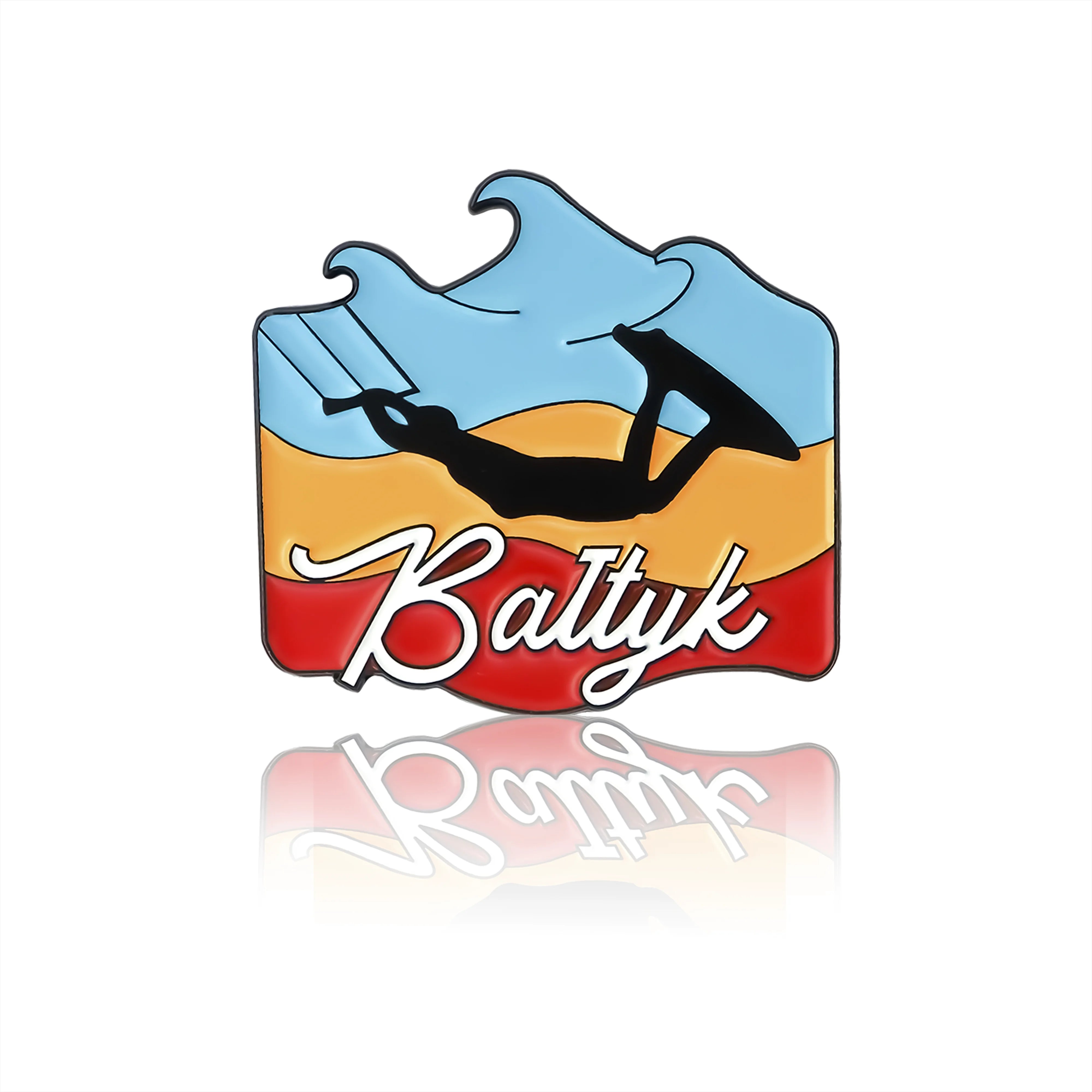 Przypinka emaliowana, wzór kitesurfing nad Bałtykiem.