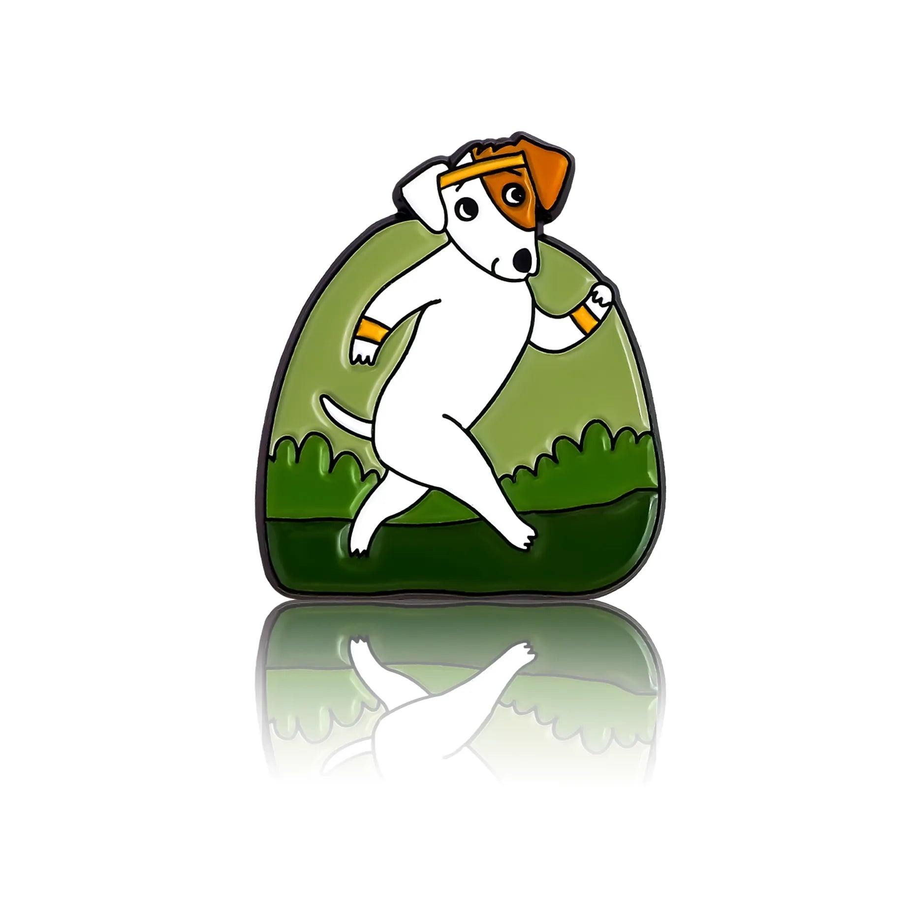 Piesek rasy jack russell idący przez las
