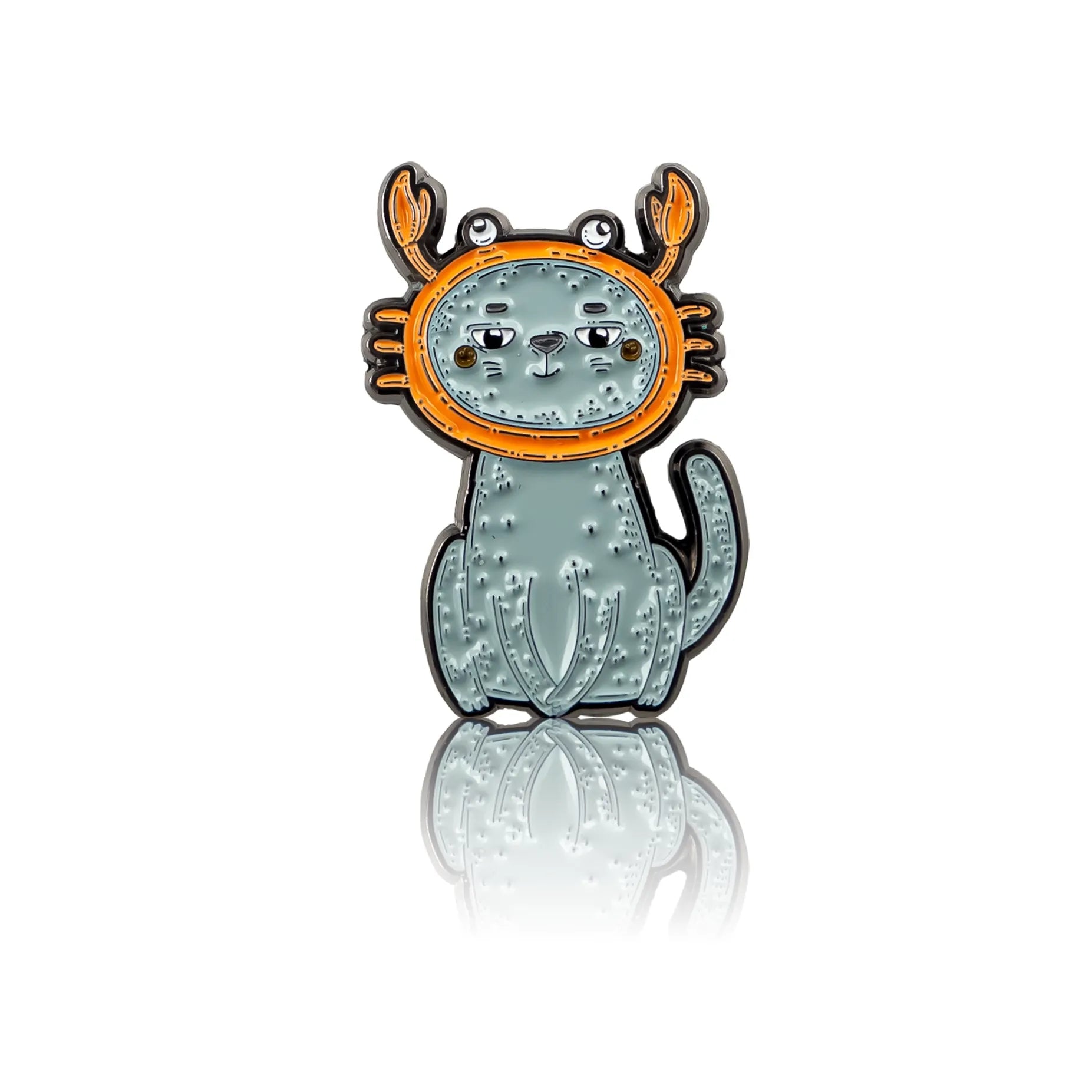 Szary kotek z maską do pływania w kształcie kraba